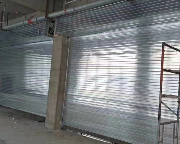 學(xué)府智能停車樓防火門，防火卷簾，快速門，擋煙垂壁施工現(xiàn)場(chǎng)